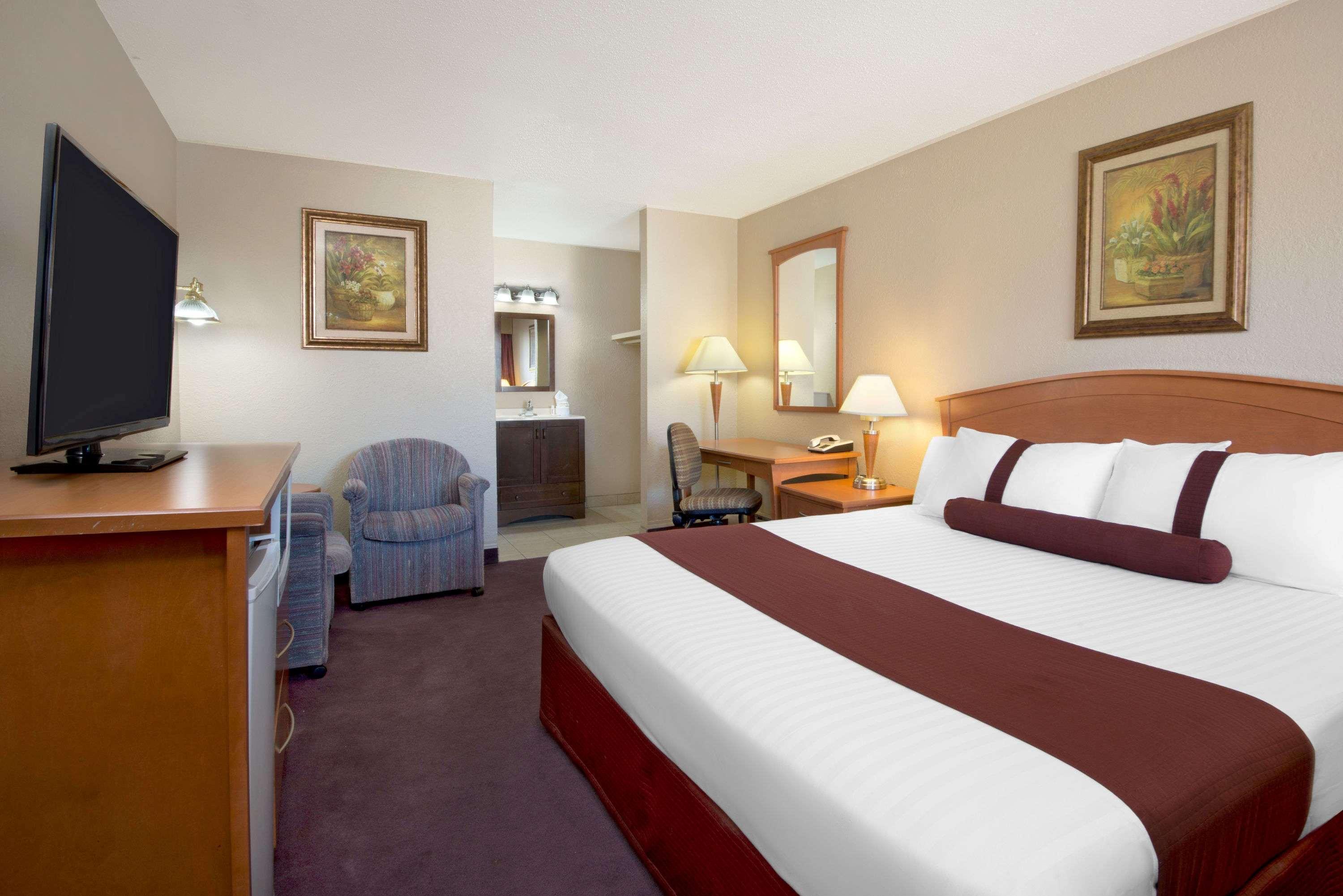 Howard Johnson By Wyndham Red Deer Exterior foto