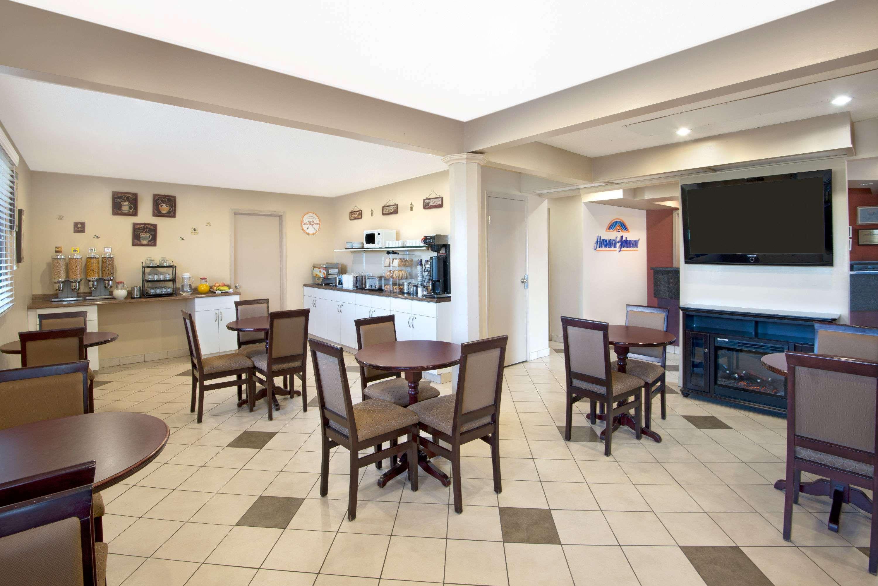 Howard Johnson By Wyndham Red Deer Exterior foto